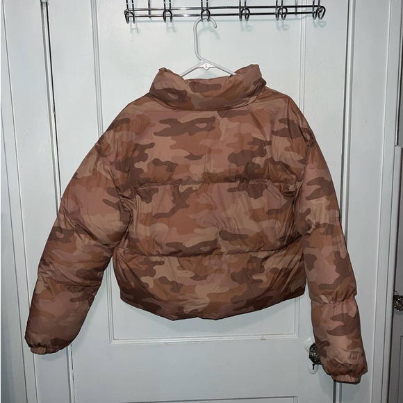 New Fabletics Wander Cropped Puffer Camo size M - Picture 9 of 11